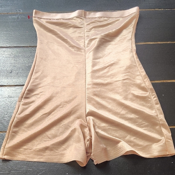SKIMS- Shapewear BODY SHORTS - Picture 11 of 12